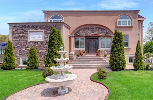 Oakdale House | Cozy family home in Long Island, New York. - Canal Front.