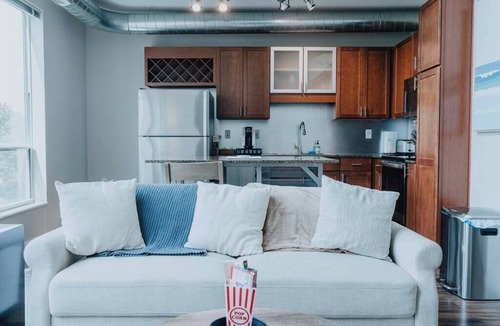 DeBaliviere Place Apartment | Cozy Family Penthouse with Pool & Balcony over Forest Park Skyline in St. Louis