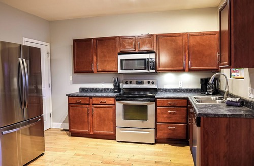 Tower Grove South House | ☆ Cozy Family Retreat ☆ Hot Tub ☆ Fireplace ☆ Tower Grove ☆ Close to Downtown!