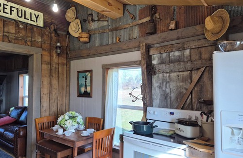 Protem Cabin | Cozy Farm Cabin, Rustic Charm/Luxury/couples Romantic getaway/Hot Tub