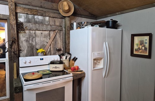 Protem Cabin | Cozy Farm Cabin, Rustic Charm/Luxury/couples Romantic getaway/Hot Tub