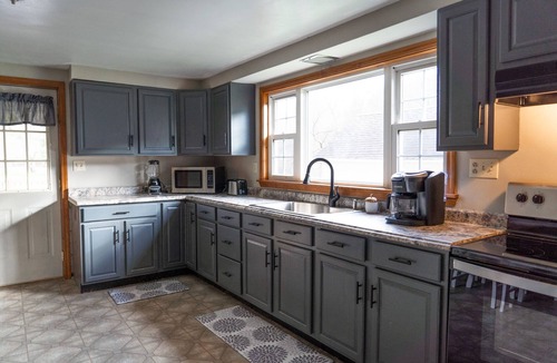 Waynesburg House | Cozy farm stay Sleeps 4 Minutes to town