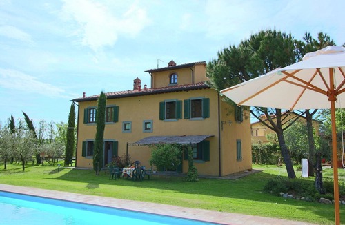 Camucia House | Cozy Farmhouse in Cortona with Swimming Pool