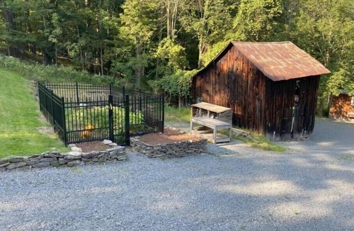 Fishs Eddy House | Cozy Farmhouse With Fireplace and Hot Tub