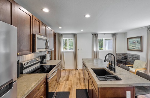 Rhododendron Cabin | Cozy Forest Cabin, Hot Tub, King beds, AC, Fast Wi-fi, Waterfront, Pet Friendly