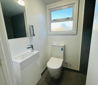 Redwood House | Cozy Fully Equipped Unit 12 noon check in