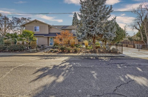 Central Point Cottage | Cozy Gated Cottage near Local Adventures - Full Kitchen, WiFi & Washer/Dryer