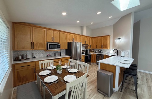 Springfield House | Cozy Getaway for Work & Play-Game Room-Walk to Hospital-Close to Hayward-Autzen