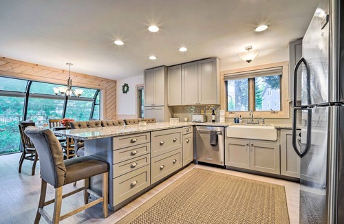West Dover Cottage | Cozy Getaway: Private Hot Tub, Near Skiing!