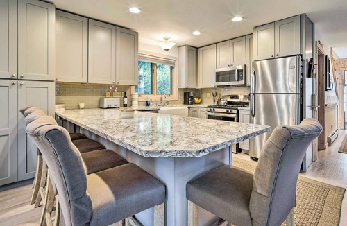 West Dover Cottage | Cozy Getaway: Private Hot Tub, Near Skiing!