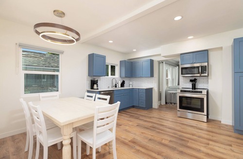 Puyallup House | Cozy getaway w/hot tub & yard between Seattle and Mt Rainier