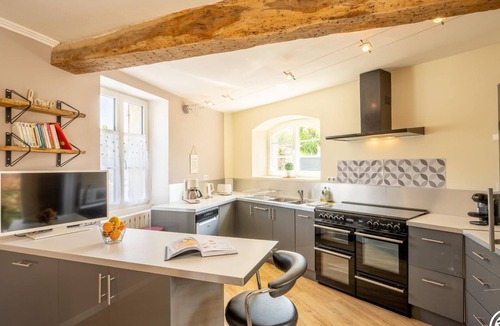 Royallieu Village Cottage | Cozy gîte with terrace in Compiègne, near city center