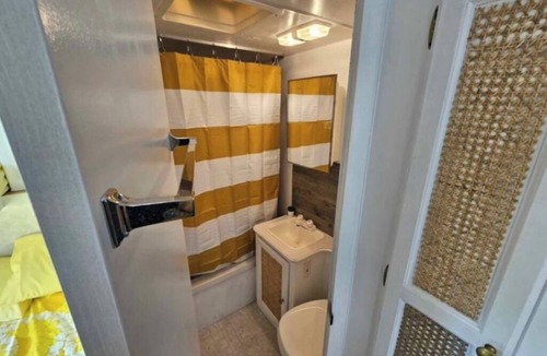 Lucasville House | Cozy Glamping Guesthouse with private yard, patio, firepit.