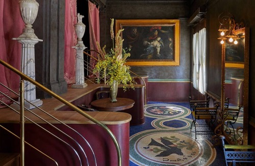 Mount Vernon House | Cozy Gothic Décor Room w/Canopy Bed Perfect for Couples in Baltimore