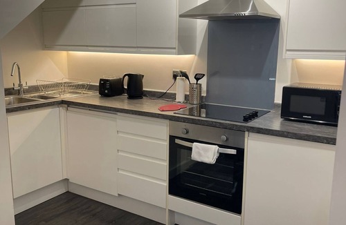 Sutton Central Apartment | Cozy Ground Floor Flat in Sutton with Parking Space free and Pets Friendly