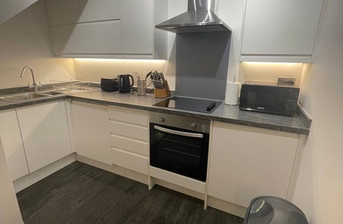 Sutton Central Apartment | Cozy Ground Floor Flat in Sutton with Parking Space free and Pets Friendly