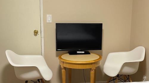 Delta House | Cozy Ground-Floor Room with Private Bath and Separate Entry