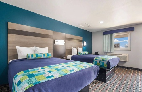 Salem Hotel | Cozy Group Lodging! 2 Rooms, Parking, Pet-Friendly, Close to Local Attractions!