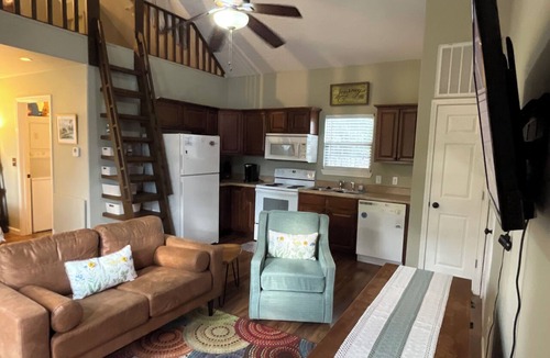 Russellville Apartment | Cozy Guest House w/pool & hot tub!