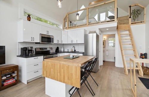 Shelburne House | Cozy Harbour View Loft at Bells Cove