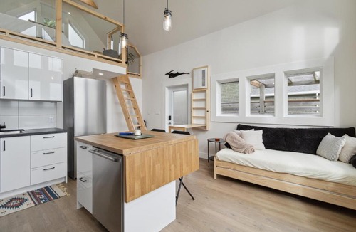 Shelburne House | Cozy Harbour View Loft at Bells Cove
