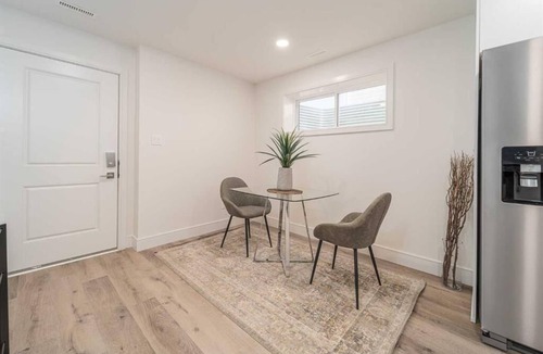 Lethbridge House | Cozy Haven!Close to Coalbanks School & Park & 5 mins drive to Uni of Lethbridge