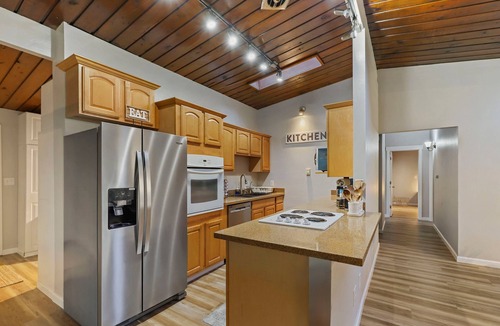 Naval Base Kitsap - Bangor House | Cozy haven with hot tub & AC near Bangor base and hospital in Silverdale