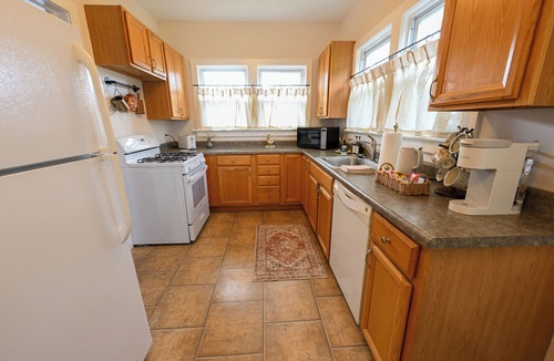 Hyde Park House | Cozy Historic Hyde Park Cottage - Near CIA & River