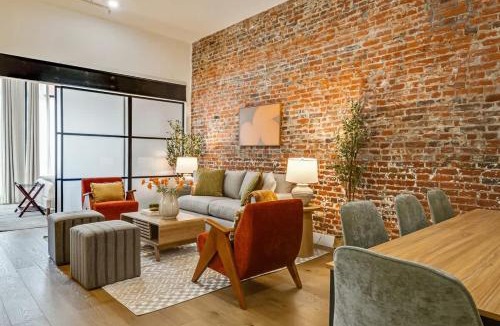 Old City Apartment | Cozy & Historic Old City 2 Bedroom - Sleeps 5