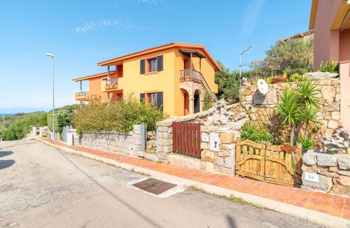 Porto Pollo Apartment | Cozy Holiday Apartment "Conchiglia Verde" with Balcony, Sea View & Wi-Fi