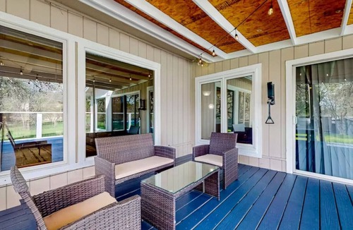 Slaughter Creek Acres House | Cozy Home 3BD&2BA~Sleeps 10~Pet