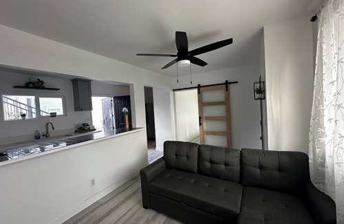 Paramount Apartment | Cozy Home Centrally Located near Beach Cities & Airport.