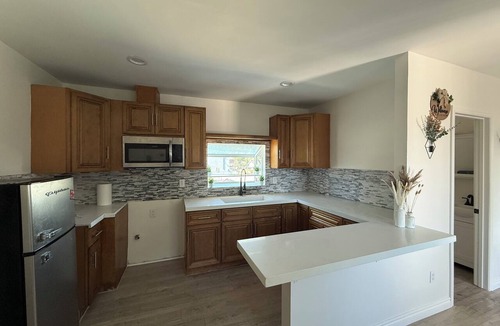 Paramount Apartment | Cozy Home Centrally Located near Beach Cities & Airport.
