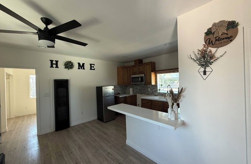 Paramount Apartment | Cozy Home Centrally Located near Beach Cities & Airport.