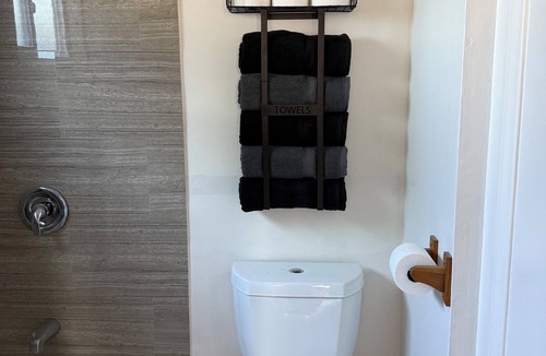 Paramount Apartment | Cozy Home Centrally Located near Beach Cities & Airport. South Bay Area