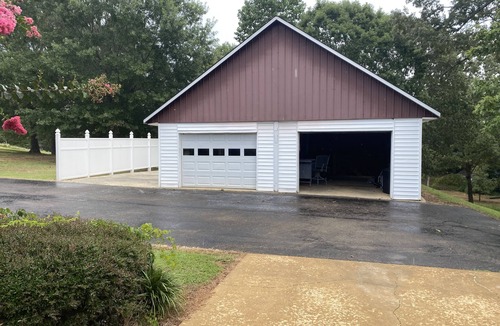 Pontotoc House | Cozy home- covered back porch and pool. 3 bedroomn25 minutes to Oxford or tupelo
