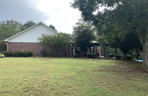 Pontotoc House | Cozy home- covered back porch and pool. 3 bedroomn25 minutes to Oxford or tupelo
