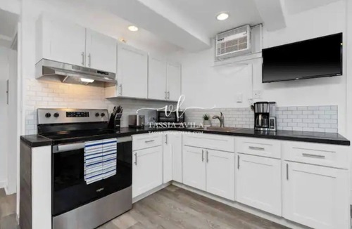 Kalihi Valley House | Cozy Home Downtown, 2 Bed 1 Bath - Free Parking
