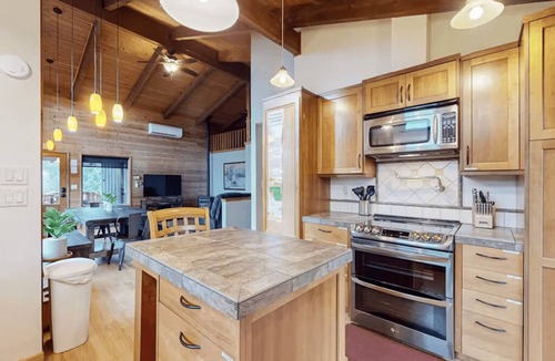 Bay City House | Cozy Home Hot Tub Sauna EV Charger Bay & Dining 5m