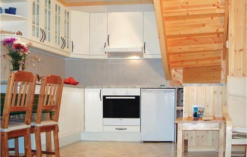 Kvinnherad House | Cozy Home In Hatlestrand With House Sea View