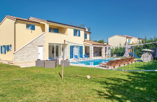 Muzini House | Cozy home in Naselje Muzini with sauna