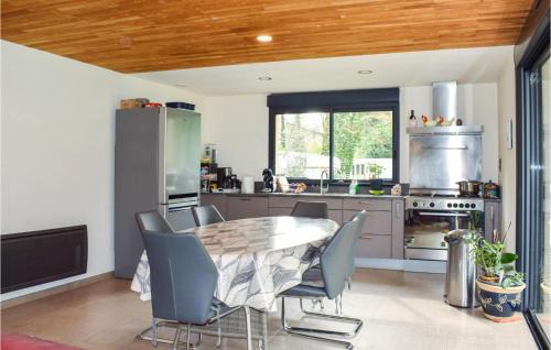 Pradines House | Cozy Home In Pradines With House Sea View