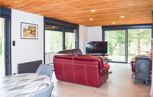 Pradines House | Cozy Home In Pradines With House Sea View