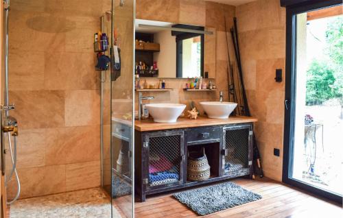 Pradines House | Cozy Home In Pradines With House Sea View