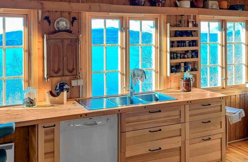 Torjulvagen House | Cozy home in Stangvik with house sea view