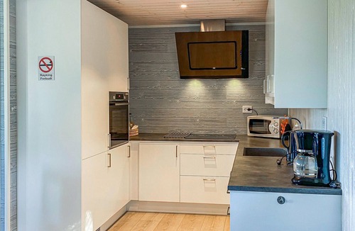 Gjemnes House | Cozy home in Torvikbukt with WiFi