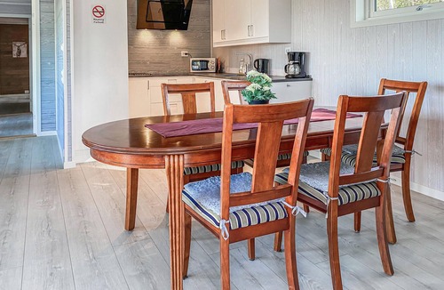 Gjemnes House | Cozy home in Torvikbukt with WiFi
