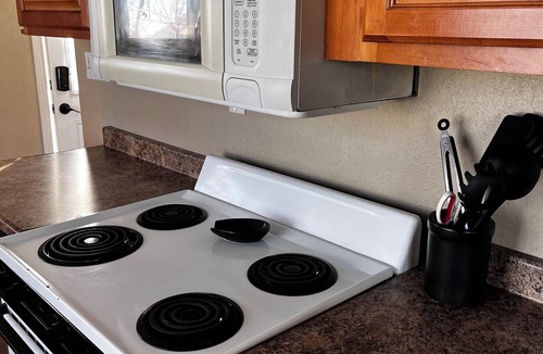 West Allis House | Cozy Home — LOWER unit — in Central Milwaukee