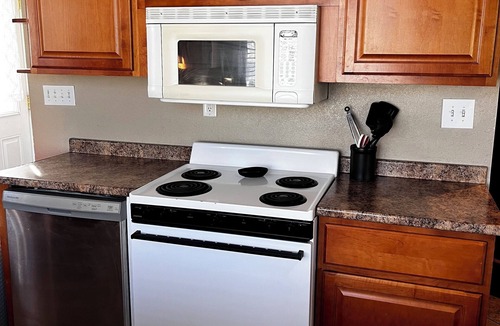 West Allis House | Cozy Home — LOWER unit — in Central Milwaukee