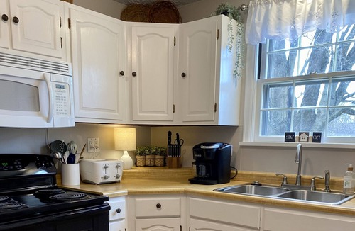Mount Vernon House | Cozy home on quiet street, close to universities and bike path!